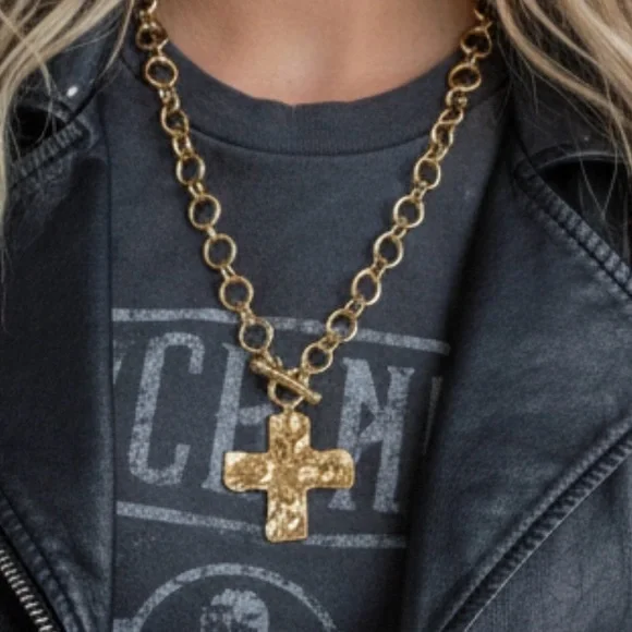 NWT Hammered Cross Toggle Chain Necklace - Picture 3 of 4